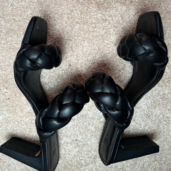 Elegant Black Braided Women's Sandals - Picture 3 of 3